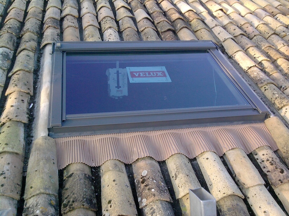 fenêtre de toit velux posée sur une toiture près de Bastia