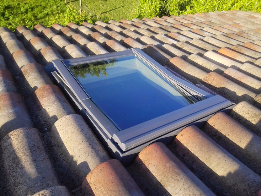 installation de velux sur une toiture en corse